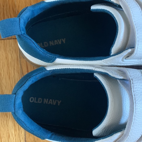 Old Navy Boys Sneakers - Size 4 - Picture 2 of 4